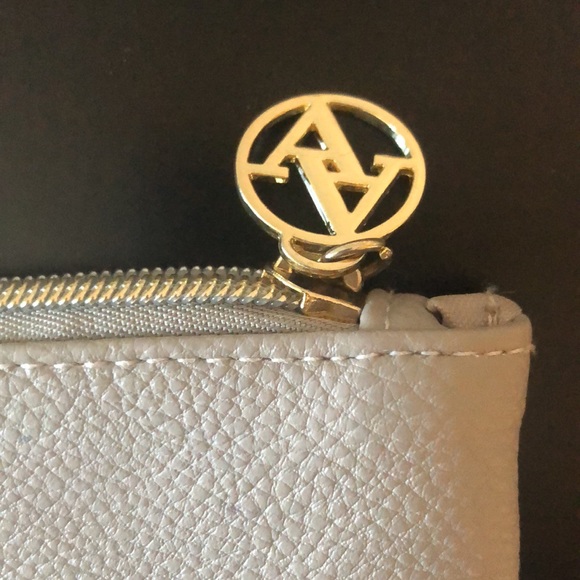 ADRIENNE VITTADINI charging wristlet wallet. - Picture 6 of 8